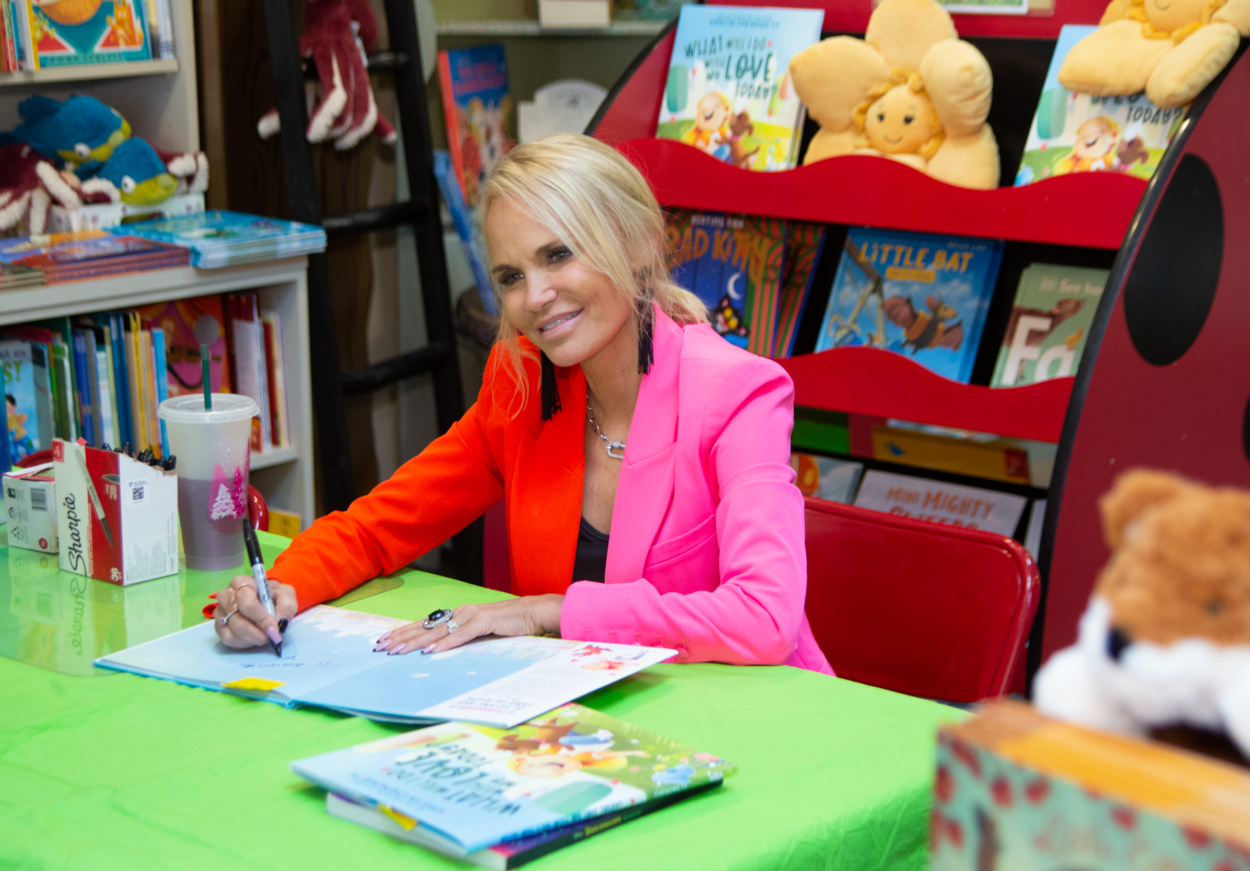 Kristin Chenoweth Sings and Signs